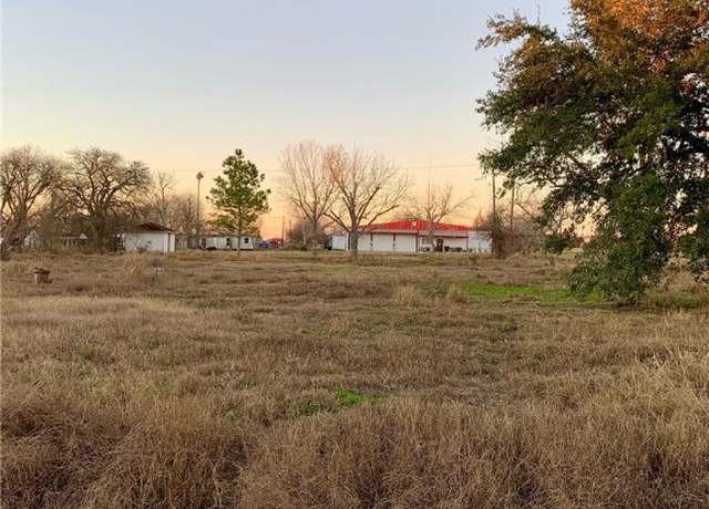 Property at 415 E Walton St, Skidmore, TX 78389