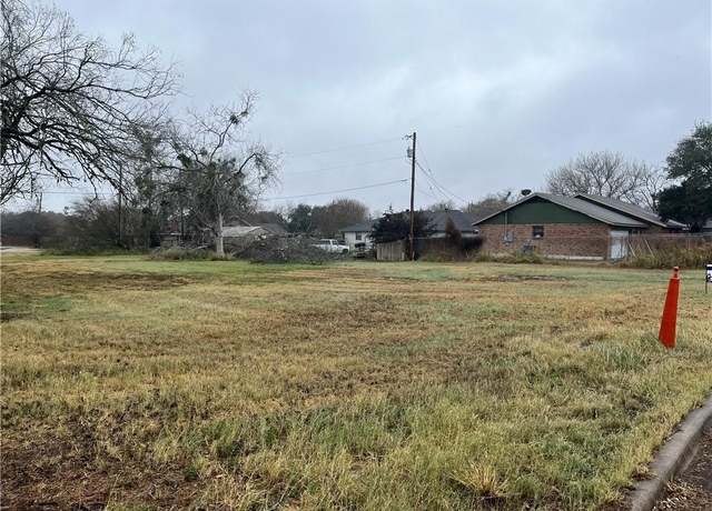 Property at 1404 E Toledo St, Beeville, TX 78102