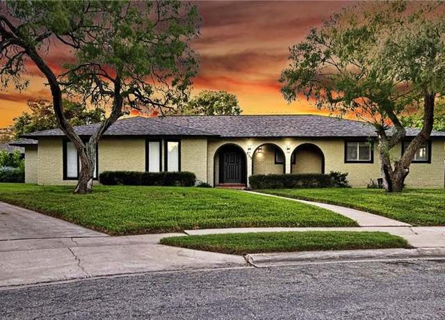 Property at 333 Baycliff Dr, Corpus Christi, TX 78412, 4 beds, 3 baths