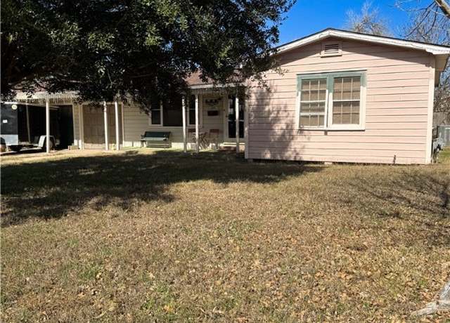 Property at 208 W Plasuela St, Refugio, TX 78377, 3 beds, 1 bath