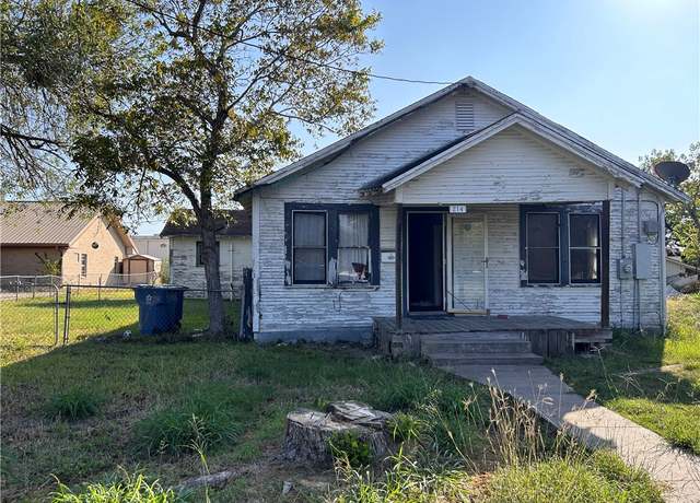Property at 214 Dunbar St, Refugio, TX 78377, 3 beds, 2 baths