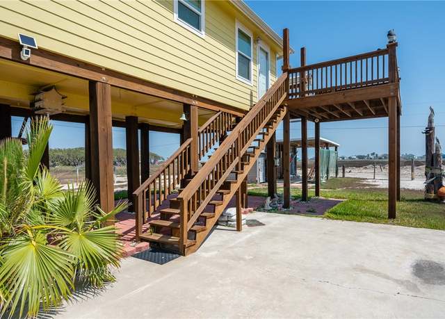 Property at 326 E 10th St, Rockport, TX 78382, 1 bed, 2 baths