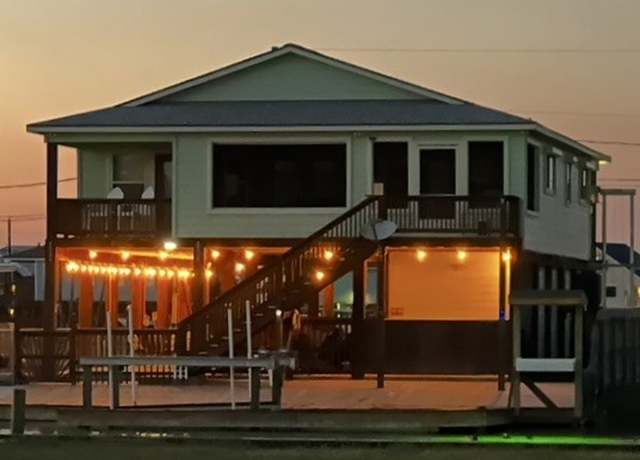 Property at 282 Kingfish Dr, Rockport, TX 78382, 4 beds, 2 baths