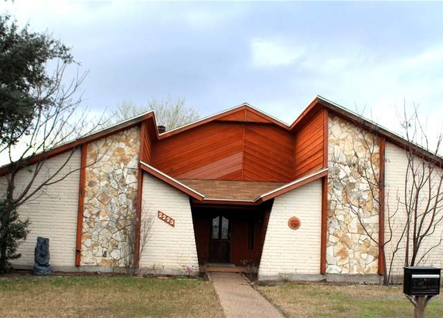 Property at 2223 Aspen Dr, Portland, TX 78374, 5 beds, 2 baths