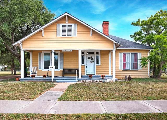 Property at 1009 E Sinton St, Sinton, TX 78387, 3 beds, 2 baths