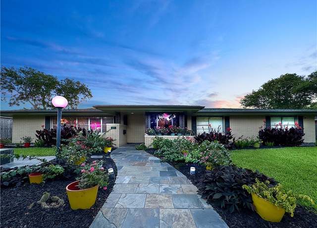 Property at 130 Alta Plz, Corpus Christi, TX 78411, 3 beds, 2.5 baths