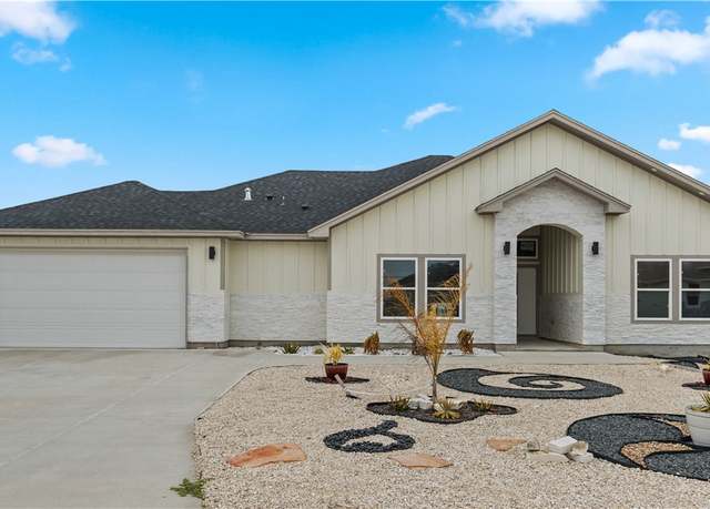 Property at 102 Traditions Dr, Rockport, TX 78382, 4 beds, 3 baths