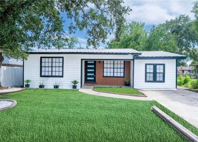 Property at 1002 E Hill Ave, Alice, TX 78332, 3 beds, 2 baths