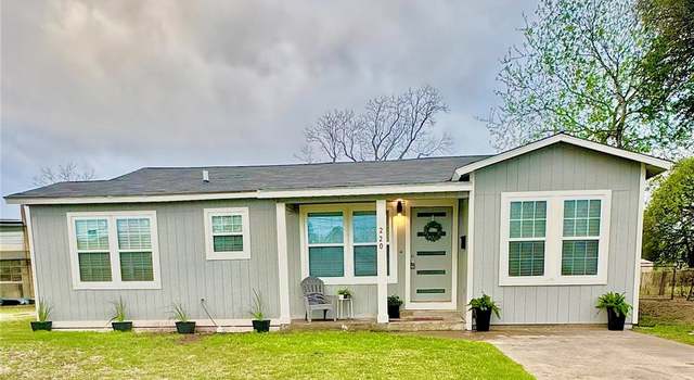 Photo of 220 W 7th St, Alice, TX 78332