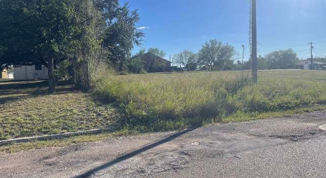 Photo of 104 E Draper St, Hebbronville, TX 78361