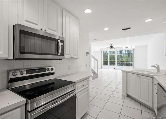 Property at 110 Santa Barbara Way, Palm Beach Gardens, FL 33410, 3 beds, 2.5 baths