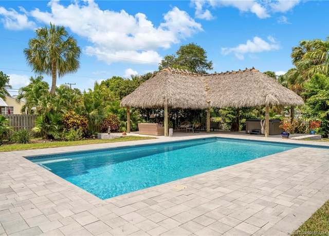 Property at 216 SE Flamingo Ave, Stuart, FL 34996, 5 beds, 3 baths