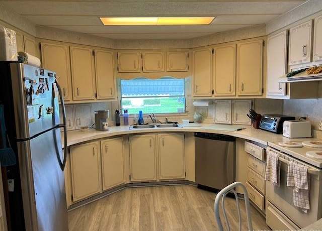 Property at 8585 Crown Dr, Boynton Beach, FL 33436, 2 beds, 2 baths