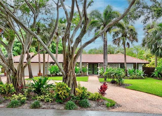 Property at 4 Copaire Dr, Sewalls Point, FL 34996, 3 beds, 2.5 baths