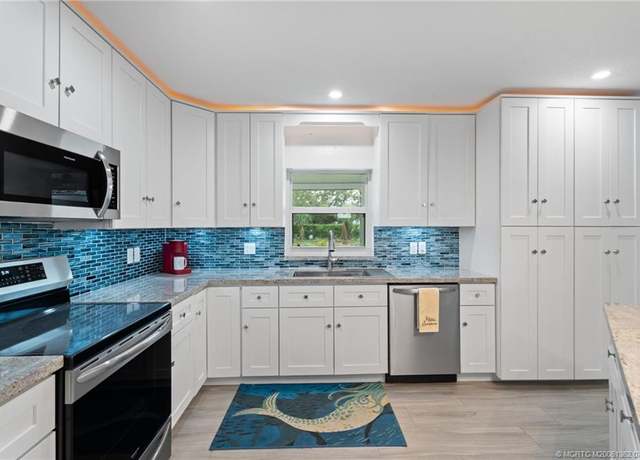 Property at 372 SE Oakridge Dr, Port St Lucie, FL 34984, 3 beds, 2 baths