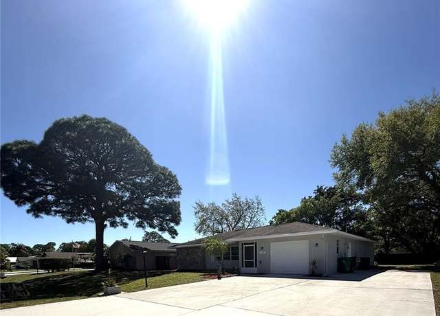Property at 1526 SE Minorca Ave, Port Saint Lucie, FL 34952, 2 beds, 2 baths
