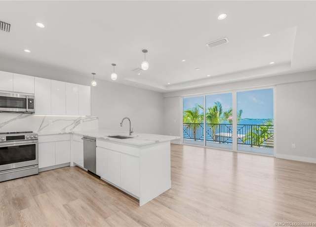 Property at 42 SW Seminole St #203, Stuart, FL 34994, 1 bed, 1.5 baths