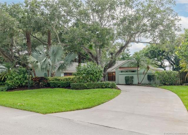 Property at 1160 Driftwood Dr, Vero Beach, FL 32963, 3 beds, 2 baths