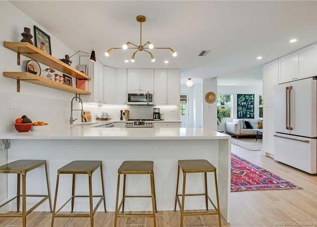 Property at 800 SE Madison Ave, Stuart, FL 34996, 3 beds, 2.5 baths