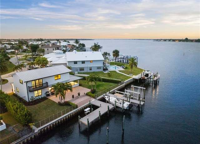 Property at 24 SW Riverway Blvd, Palm City, FL 34990, 3 beds, 2.5 baths