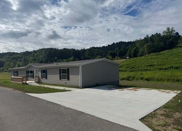 Property at 130 Dixon Dr, Corbin, KY 40701, 4 beds, 2 baths