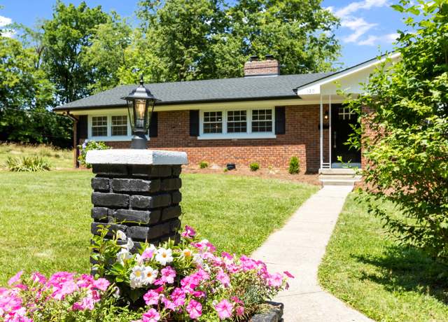 Property at 120 Country Ln, Frankfort, KY 40601, 3 beds, 2.5 baths