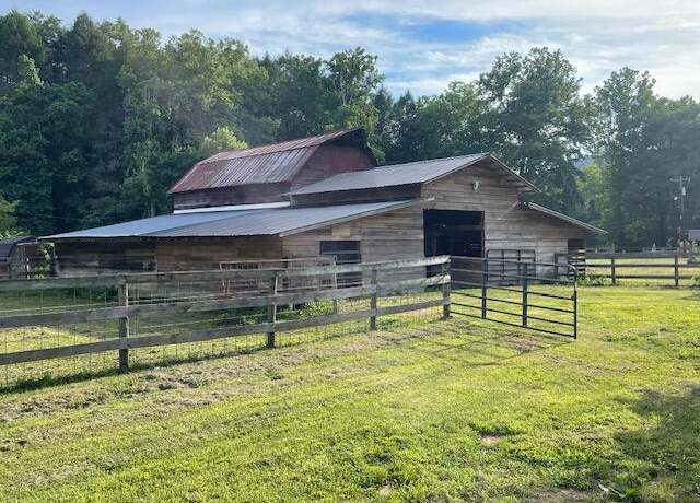 Property at 1208 Hwy 217 Hwy #217, Middlesboro, KY 40965, 2 beds, 2 baths