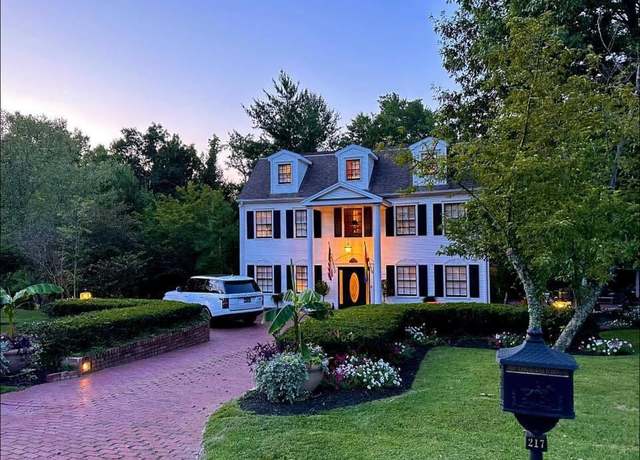 Property at 217 Bellefonte Dr, Ashland, KY 41101, 4 beds, 3.5 baths