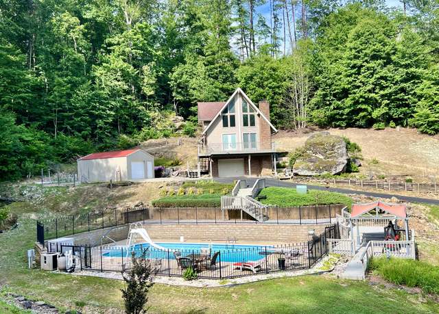 Property at 832 Cliffs Edge Rd, East Bernstadt, KY 40729, 3 beds, 2 baths