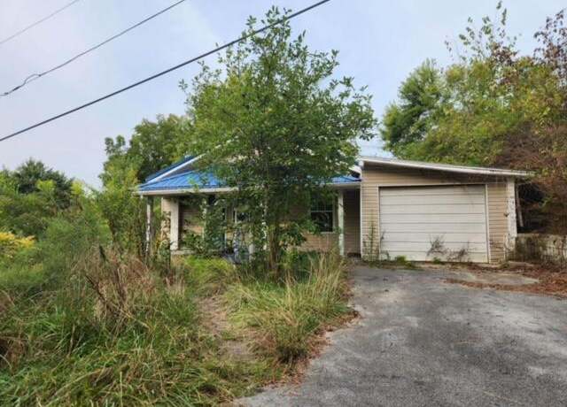 Property at 108 South 8th St, Middlesboro, KY 40965, 2 beds, 1 bath