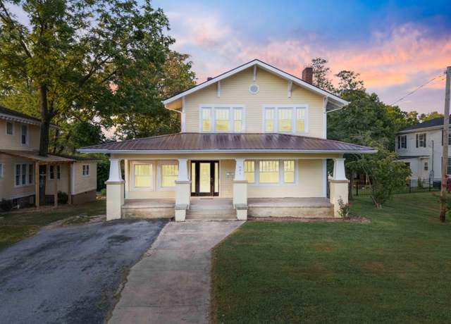 Property at 601 Chestnut St, Berea, KY 40403, 3 beds, 2.5 baths