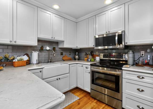 Property at 1377 Glenview Dr, Lexington, KY 40514, 3 beds, 2.5 baths