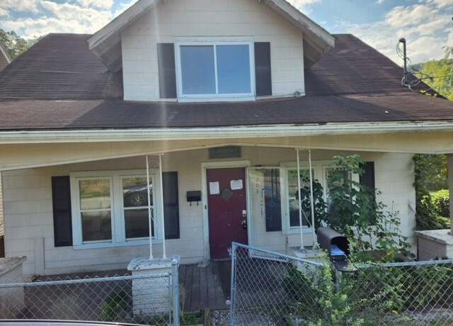 Property at 209 Laurel St, Hazard, KY 41701, 3 beds, 2 baths