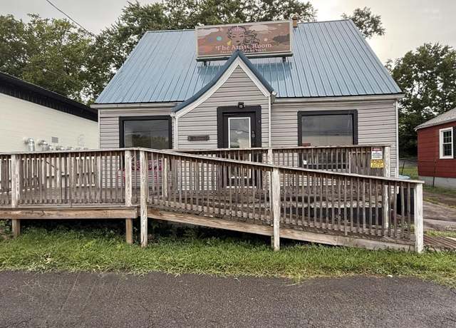 Property at 813 South 4th St, Danville, KY 40422, 3 beds, 1 bath