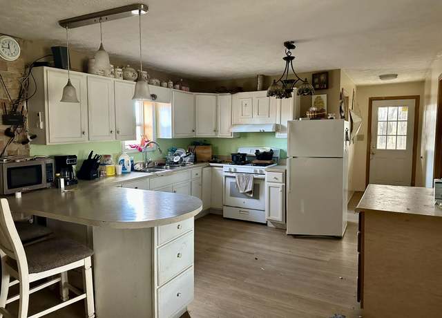 Property at 196 Oaks Rd, Russell Springs, KY 42642, 2 beds, 1 bath