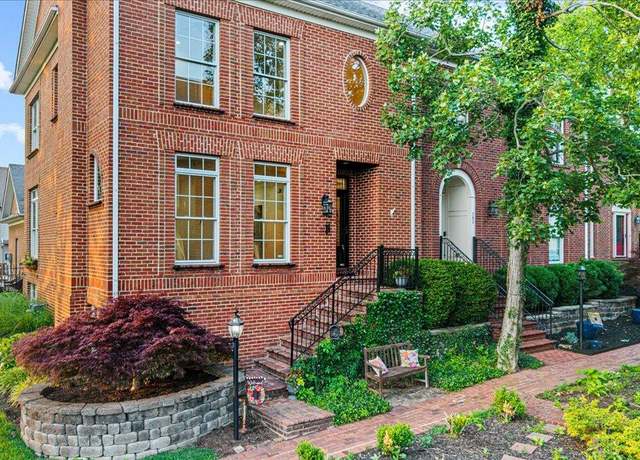 Property at 228 Chippendale Cir, Lexington, KY 40517, 3 beds, 3.5 baths
