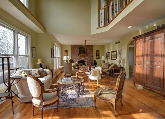 Property at 2315 Oregon Rd, Versailles, KY 40383, 5 beds, 3.5 baths