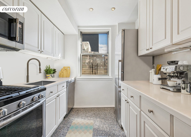 Property at 200 E 58th St Unit 17H, New York City, NY 10022, 2 beds, 1 bath