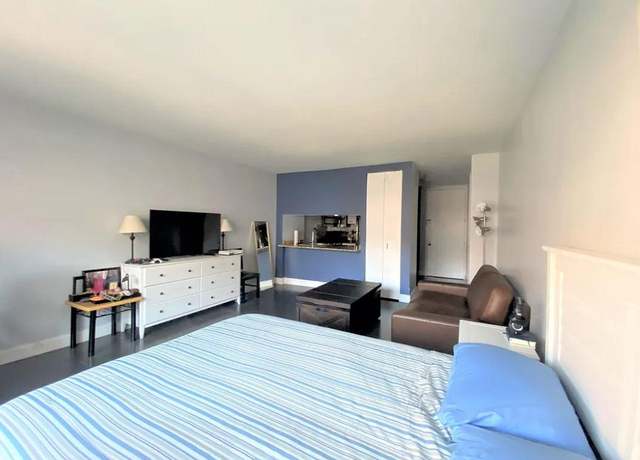 Property at 350 W 50th St Unit 4RR, New York City, NY 10019, 1 bath