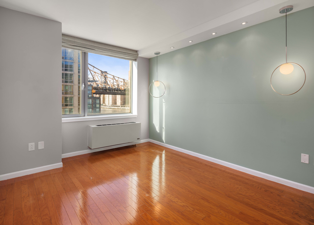 Property at 425 Main St Unit 10J, New York City, NY 10044, 2 beds, 1 bath