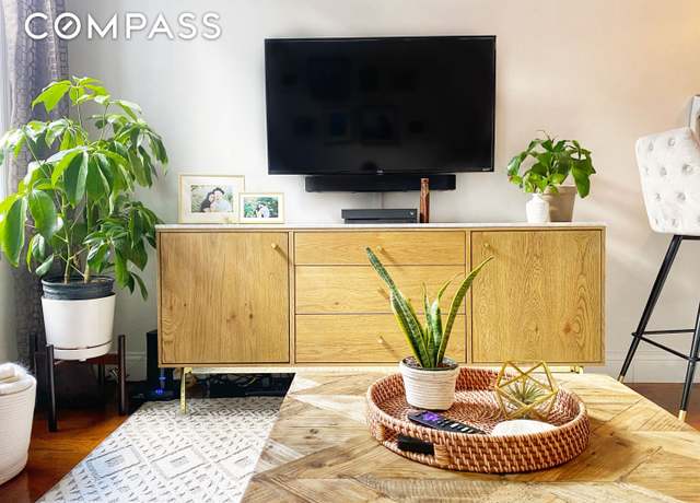Property at 406 W 46th St Unit 4C, New York City, NY 10036, 2 beds, 1 bath