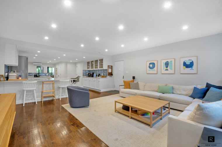 Photo of 216 E 75th St Unit PE New York City, NY 10021