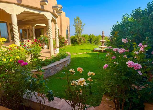 Property at 237 Tano Rd, Santa Fe, NM 87506, 4 beds, 4.5 baths