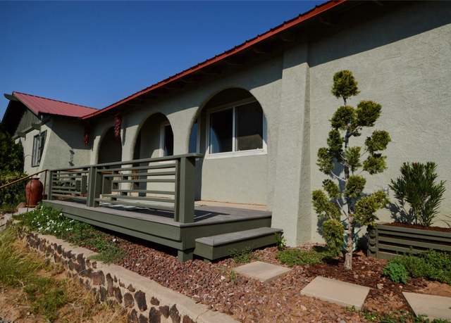 Property at 208 Sunrise Rd, Santa Fe, NM 87507, 3 beds, 2.5 baths