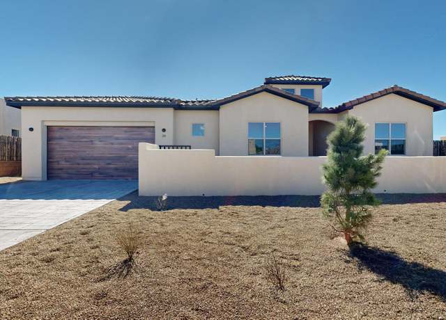 Property at 28 La Pradera, Santa Fe, NM 87508, 3 beds, 2.5 baths