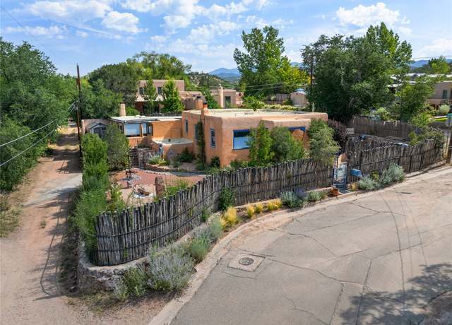 Property at 321 Callecita Pl, Santa Fe, NM 87501, 3 beds, 2 baths