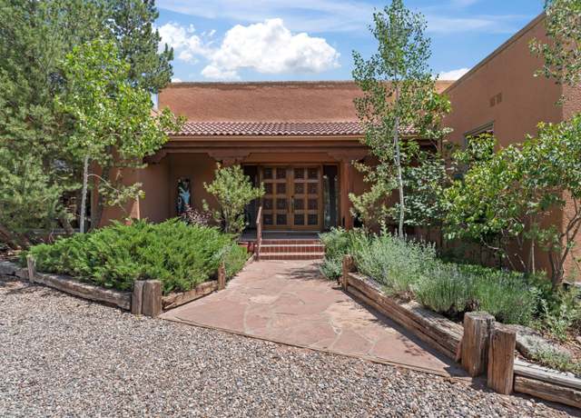Property at 1003 Calle Largo, Santa Fe, NM 87501, 3 beds, 2.5 baths
