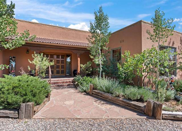 Property at 1003 Calle Largo, Santa Fe, NM 87501, 3 beds, 2.5 baths