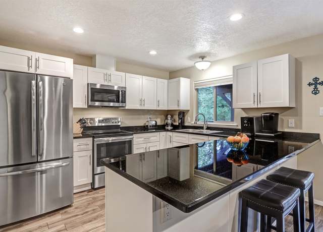 Property at 998 Alamo, Los Alamos, NM 87544, 4 beds, 2.5 baths