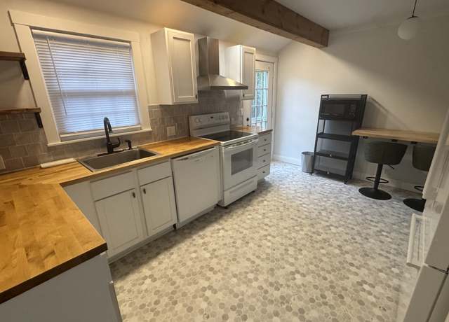 Property at 108 Middle Rd, Muscatine, IA 52761, 3 beds, 2 baths